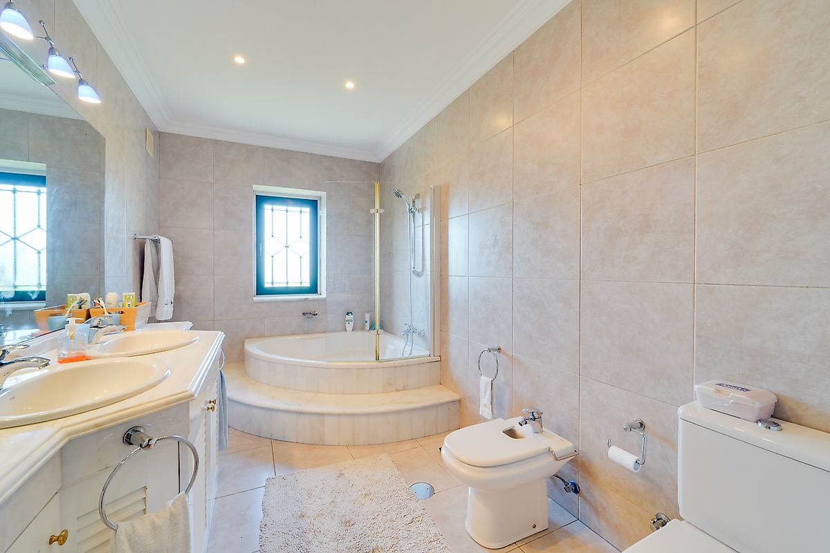 Esgueira - Aveiro, 5 Bedrooms Bedrooms, 0 ,6 BathroomsBathrooms,Villa,For Sale,0,1074